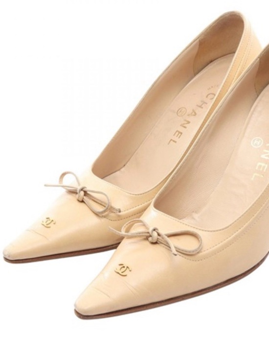 CHANEL Shoes - CHANEL Cream Pointed-Toe Leather Pumps with Bow and Gold CC